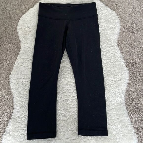 Lululemon Black Capris Fit Like a Size 4. - Picture 4 of 9